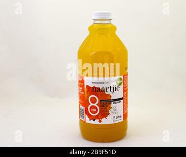 Alberton, Südafrika - eine Flasche Woolworths Food Naartjie Squash mischt Fruchtsaft isoliert auf einem klaren Hintergrundbild mit Kopierraum Stockfoto
