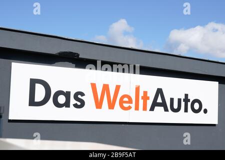 Bordeaux, Aquitanien / Frankreich - 09 30 2019: Schild mit Volkswagen Logo an einer Fassade das weltauto Werbeslogan Stockfoto