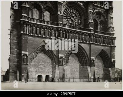 Der Schutz der Denkmäler von Paris während des ersten Weltkriegs: Sandsäcke schützen die Portale der Notre-Dame de Paris, 4. Bezirk, Paris Guerre 1914-1918. La Protection des Monuments de Paris Pendant la Première guerre mondiale: Sacs de sable protegeant les portails de la cathédrale Notre-Dame de Paris. Paris (IVème arr.), 1918. Photographie de Godefroy Ménanteau. Paris, musée Carnavalet. Stockfoto