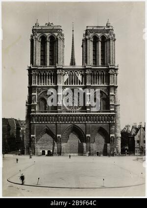 Der Schutz der Denkmäler von Paris während des Weltkriegs Sandsäcke schützen die Portale der Notre-Dame de Paris, 4. Bezirk, Paris La Protection des Monuments de Paris Anhänger la Première guerre mondiales: Sacs de sable protegeant les portails de la cathédrale Notre-Dame de Paris. Paris (IVème arr.), 1918. Photographie de Godefroy Ménanteau. Paris, musée Carnavalet. Stockfoto