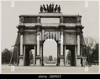 Der Schutz der Denkmäler von Paris während des Weltkriegs Sandsäcke schützen den Arc du Carrousel Triumph. Blick in Richtung Tuileries Gärten, 1. Bezirk, Paris Guerre 1914-1918. La Protection des Monuments de Paris Pendant la Première Guerre mondiale: Sacs de sable protegeant l'Arc de triomphe du Carrousel. Vue Pry en direction des jardins des Tuileries. Paris (Ier arr.), 1914-1918. Photographie de Godefroy Ménanteau. Paris, musée Carnavalet. Stockfoto