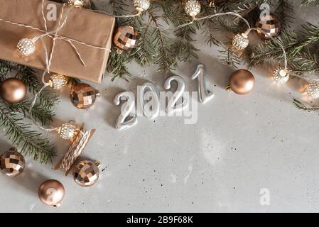 Neujahr 2021 Silberballons mit Feuerwerk. Verschwommene Lichter im Hintergrund Stockfoto