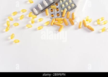 Neuartiger Coronavirus COVID-19, medizinische Schutzmasken, Thermometer, Tabletten. Atemwegssyndrom im Nahen Osten Coronaviru Stockfoto