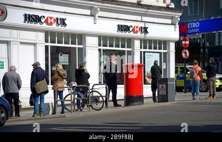 Maidstone, Kent, Großbritannien. März 2020. Menschen zeigen soziale Distanz, während sie außerhalb der HSBC Bank Schlange stehen, bevor sie einzeln eingelassen werden Stockfoto