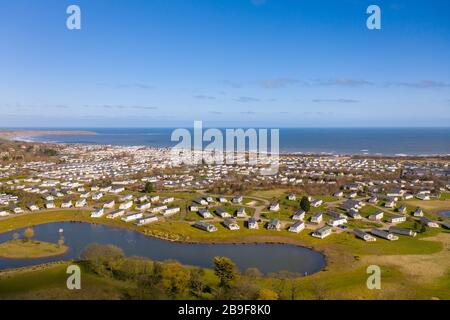 Luftbild eines großen Wohnwagenparks, bekannt als Primrose Valley, in der Küstenstadt Filey in East Yorkshire in Großbritannien Stockfoto