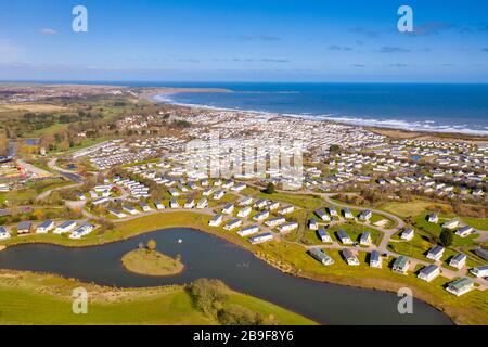 Luftbild eines großen Wohnwagenparks, bekannt als Primrose Valley, in der Küstenstadt Filey in East Yorkshire in Großbritannien Stockfoto