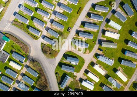 Luftbild eines großen Wohnwagenparks, bekannt als Primrose Valley, in der Küstenstadt Filey in East Yorkshire in Großbritannien Stockfoto