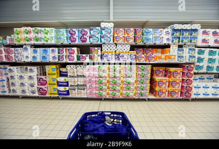 März 2020. Montreuil sur Mer, Pas de Calais, Frankreich. Coronavirus - COVID-19 in Nordfrankreich. Eine große Menge an toilettenrollen füllt die Regale Stockfoto