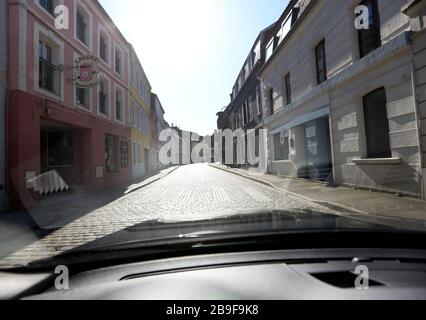 März 2020. Montreuil sur Mer, Pas de Calais, Frankreich. Coronavirus - COVID-19 in Nordfrankreich. Die verlassenen Straßen der alten Zitadelle t Stockfoto