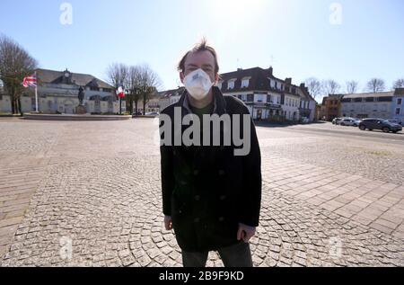 März 2020. Montreuil sur Mer, Pas de Calais, Frankreich. Coronavirus - COVID-19 in Nordfrankreich. Ortsbewohner Frederic Philippe steht im d Stockfoto