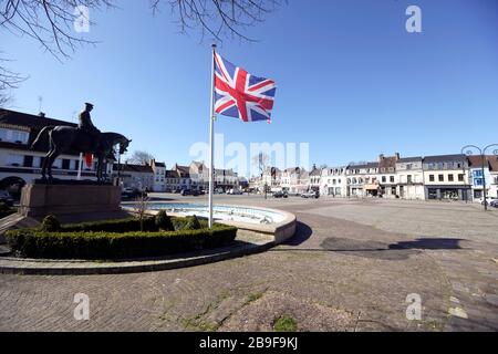 März 2020. Montreuil sur Mer, Pas de Calais, Frankreich. Coronavirus - COVID-19 in Nordfrankreich. Eine Statue von Field-Marschall Sir Douglas Haig sieht aus Stockfoto