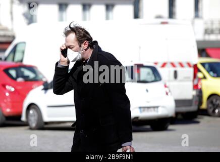 März 2020. Montreuil sur Mer, Pas de Calais, Frankreich. Coronavirus - COVID-19 in Nordfrankreich. Tragen einer Gesichtsmaske, um sich vor dem Schutz zu schützen Stockfoto