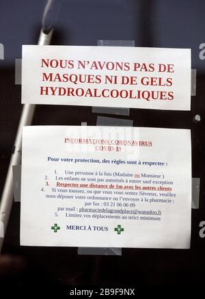 März 2020. Montreuil sur Mer, Pas de Calais, Frankreich. Coronavirus - COVID-19 in Nordfrankreich. Schilder in den Schaufenstern zeigen an, dass es sich um Geschäfte handelt Stockfoto