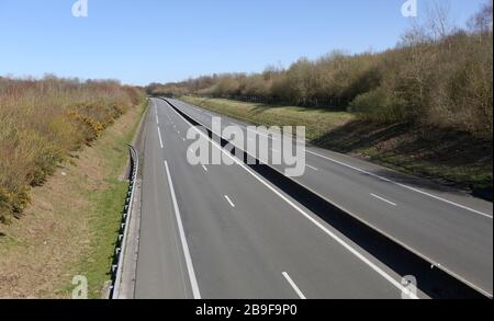 März 2020. In der Nähe von Montreuil sur Mer, Pas de Calais, Frankreich. Coronavirus - COVID-19 in Nordfrankreich. Die normalerweise befahrene AUTOBAHN A16 von Cal aus Stockfoto