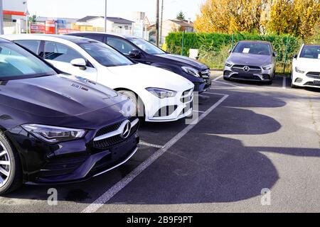 Bordeaux, Aquitanien / Frankreich - 12. 04 2019 : Mercedes-Benz Automobile Dealership kaufen Auto zum Verkauf mieten Stockfoto