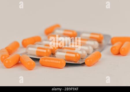 Verschiedene pharmazeutische Arzneipillen und Kapseln. Hintergrund der Pillen. Haufen verschiedener Medizinstabletten und Pillen in verschiedenen Farben auf Weiß B. Stockfoto