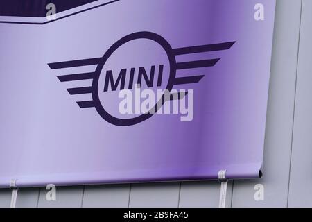 Bordeaux, Aquitanien/Frankreich - 01 15 2020: LOGO DER MARKE MINI CAR im Flag Dealership Shop Stockfoto