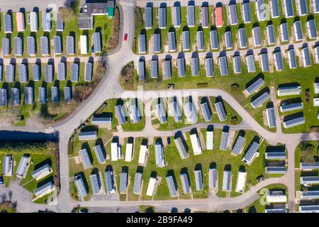 Luftbild eines großen Wohnwagenparks, bekannt als Primrose Valley, in der Küstenstadt Filey in East Yorkshire in Großbritannien Stockfoto