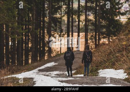 Zwei Frauen wandern in den schönen schweizer Bergen - Kronberg Appenzell Schweiz Europa Stockfoto