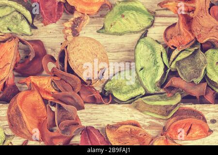 Potpourri. Nahaufnahme von getrockneten Blumen, die für Aromatherapie verwendet werden, weißer Hintergrund. Draufsicht Stockfoto