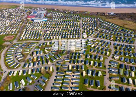 Luftbild eines großen Wohnwagenparks, bekannt als Primrose Valley, in der Küstenstadt Filey in East Yorkshire in Großbritannien Stockfoto