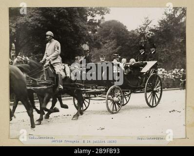 Französische Parade (14. Juli 1918) Guerre 1914-1918. 'Défilé français'. Raymond Poincaré (1860-1934) et Georges Clemenceau (1849-1929) en calèche, lors du défilé du 14 juillet 1918, Avenue des Champs-Elysées. Paris (VIIe arr.). Photographie de Charles Lansiaux (1855-1939). Paris, musée Carnavalet. Stockfoto