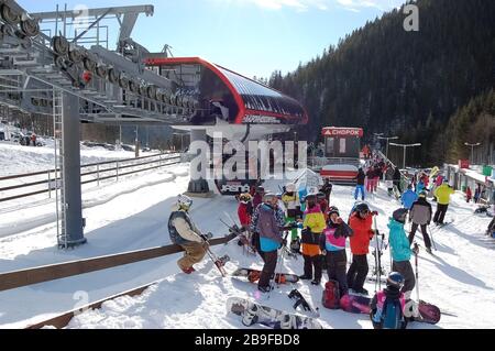 Jasna, Slowakei - 22. Januar 2019: Blick auf den Bahnhof Krupova mit Skifahrern, auf die Seilbahn auf der Südseite des Chopok Mountan im slowakischen Skigebiet Stockfoto