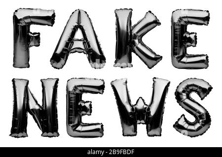 Wörter FAKE NEWS aus schwarzen aufblasbaren Luftballons isoliert auf weißem Hintergrund. Helium Luftballons schwarze Folie, die den Ausdruck "Fake News" bildet. Event-Konzept Stockfoto