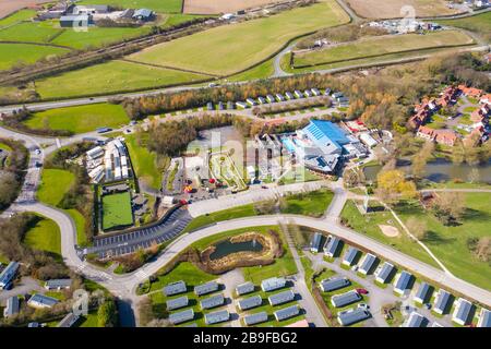 Luftbild eines großen Wohnwagenparks, bekannt als Primrose Valley, in der Küstenstadt Filey in East Yorkshire in Großbritannien Stockfoto