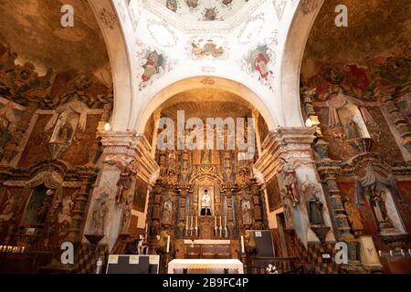 TUCSON, ARIZONA - 17. APRIL 2018: Der Hauptveränderer der Mission San Xavier del Bac. Die Mission wurde 1692 gegründet. Stockfoto