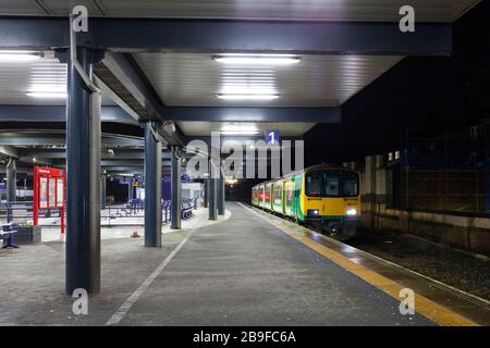 In London Midland Livery, aber jetzt betrieben von der Northern Rail Class 150 Sprinter Zug 150107am Blackburn Bahnhof in einer dunklen Nacht Stockfoto