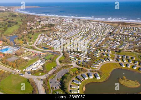 Luftbild eines großen Wohnwagenparks, bekannt als Primrose Valley, in der Küstenstadt Filey in East Yorkshire in Großbritannien Stockfoto