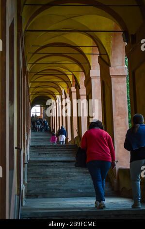 BOLOGNA - 25. APRIL 2017: Innenansicht im Portico di San Luca, eine monumentale überdachte Arkade, die Porta Saragozza mit dem San Luca Sanctu verbindet Stockfoto