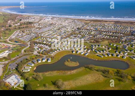 Luftbild eines großen Wohnwagenparks, bekannt als Primrose Valley, in der Küstenstadt Filey in East Yorkshire in Großbritannien Stockfoto