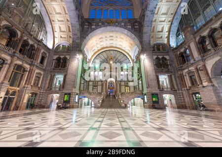 ANTWERPEN, BELGIEN - 5. MÄRZ 2020: Haupthalle des Bahnhofs Antwerpen-Centraal aus dem Jahr 1905. Stockfoto