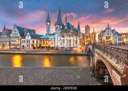 Das Stadtbild der belgischen Altstadt von Gent aus der Graslei ist im Morgengrauen. Stockfoto