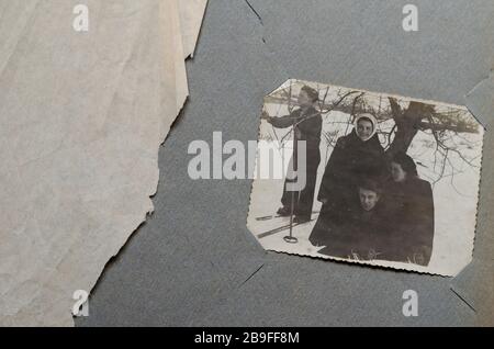 Vintage-Foto vierziger bis fünfziger Jahre. Schwarz-Weiß-Porträt von Freunden in einem Winterurlaub. Zwei Männer und zwei Mädchen im Freien. Fotoalbum der Familie. Fotos von Th Stockfoto