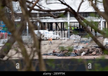 Ein Bauarbeiter auf dem neuen Gelände des Meadowbank Sports Centre an der London Road, Edinburgh, am Tag, nachdem Premierminister Boris Johnson Großbritannien in Sperrstellung versetzt hatte, um die Ausbreitung des Coronavirus einzudämmen. Stockfoto