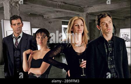 CLOSER 2004 Columbia Pictures Film mit von links: Clive Owen, Natalie Portman, Julia Roberts, Jude Law Stockfoto