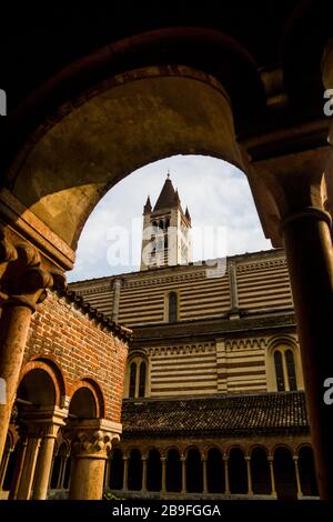 Blick auf den Kirchturm der Basilika di San Zeno von der Loggie der Chiostro-Basilika di San Zeno in Verona, Italien Stockfoto