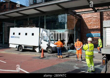 Ein Geoamey Häftlings-Begleitwagen in Kollision mit dem gesperrten Café Nero Frontage in der Portland Street Central Manchester UK mit dem Wiederherstellungspersonal. Stockfoto