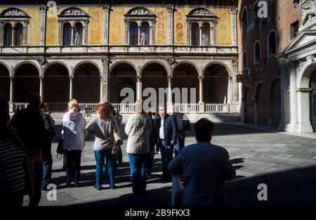 Eine Touristengruppe der Loggia del Consiglio in Verona, Italien Stockfoto