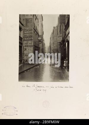 Blick von der Straße auf die Bären in der Reihe der Rue Quincampoix, zur Tour Saint-Jacques, 3. Pariser Viertel. Turm St Jacques, am 1. Juli 1907 in der Rue aux Ours La Tour St Jacques, vue pry de la rue aux ours gedreht. Paris (IIIème arr.). Photographie d'E. Gossin. Tirage Charbon. 1 Juillet 1907. Paris, musée Carnavalet. Stockfoto