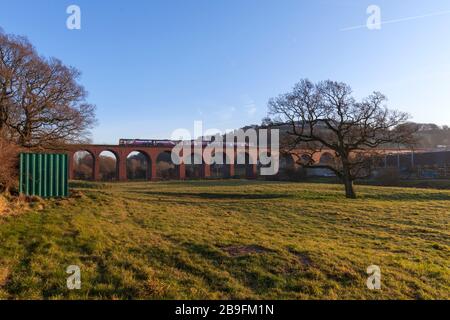 Bahnklasse 142 Schrittmacherzug 142078 + Sprinter der Klasse 150 150201 Überquerung des aus Backstein gebauten Whalley Viadukts, Lancashire auf der Ribble Valley Line Stockfoto