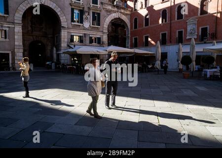 Touristen auf der Piazza dei Signori in Verona, Italien Stockfoto