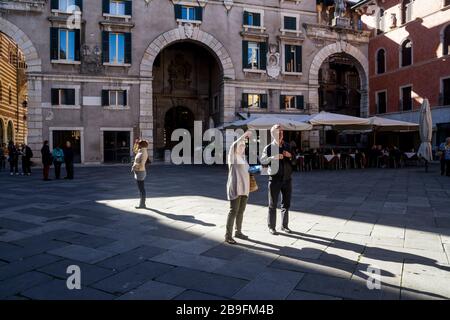 Touristen auf der Piazza dei Signori in Verona, Italien Stockfoto