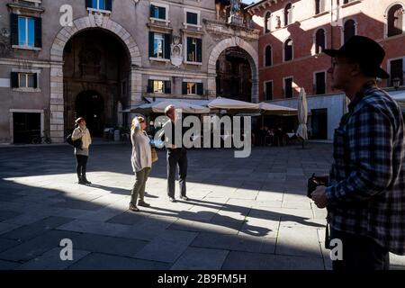 Touristen auf der Piazza dei Signori in Verona, Italien Stockfoto