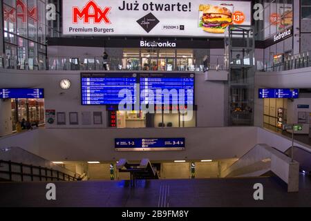 Leer desertierte Warszawa Centralna, auf Englisch bekannt als Warsaw Central, der primäre Bahnhof in Warschau, Polen während der Coronavirus Pandemie Stockfoto