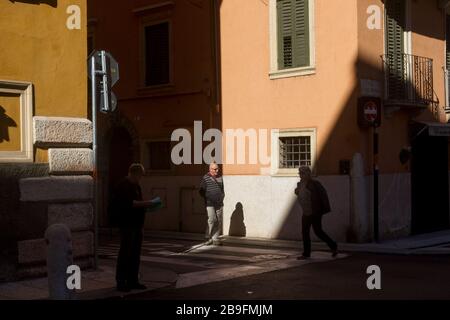 Touristen auf einer ruhigen Straße in Verona, Italien Stockfoto