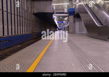 Leer desertierte Warszawa Centralna, auf Englisch bekannt als Warsaw Central, der primäre Bahnhof in Warschau, Polen während der Coronavirus Pandemie Stockfoto